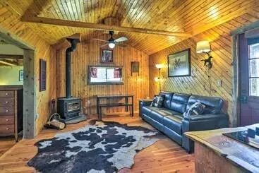 Mökkimajoitus Remote Escape: Clark Home W/ Incredible View