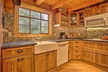 Mökkimajoitus Scenic Log Cabin With Fire Pit & Stocked Creek!