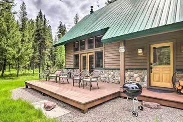 Mökkimajoitus Secluded Bigfork Cabin W/ Huge Yard + Grill!