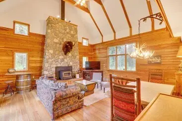 コテージ Secluded Bigfork Cabin W/ Huge Yard + Grill!