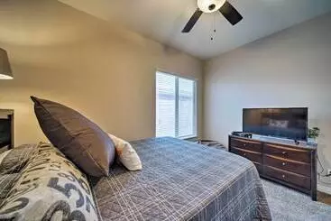 کلبه Surprise Home W/ Pool, Hot Tub, & Putting Green