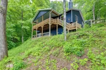 Mökkimajoitus Updated Home W/ Private Hot Tub & Mtn Views!