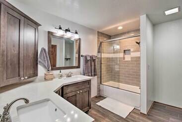 بيت ريفى Chic Pinetop Retreat W/ Separate Apartment!