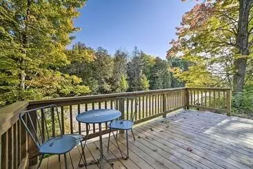 Mökkimajoitus Suttons Bay Abode W/ Fire Pit, Near Ski Resorts!