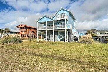 بيت ريفى Oceanside Oak Island Getaway: For Families & Pets!