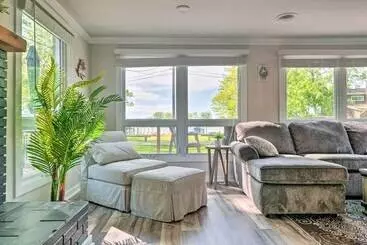 Lovely Belle Center Cottage On Indian Lake!