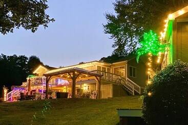 Сельский дом Paradise Lakehouse  In Hickory W/ Dock & Views!