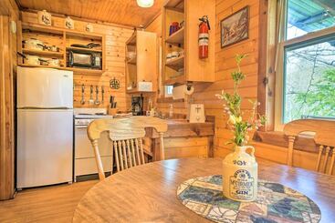 קוטג'' Rustic Davis Cabin < 1/2 Mile To Turner Falls!