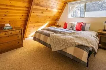 Mökkimajoitus Furnished Deck + Fire Pit: Happy Jack Cabin