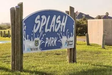 コテージ Walk To Ocean: Coastal Surfside Beach Bungalow!