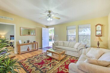 별장 Bright Yuma Home W/ Spacious Yard & Patio!