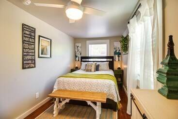 コテージ Charming Mountain Home Retreat: Walk To Marina!