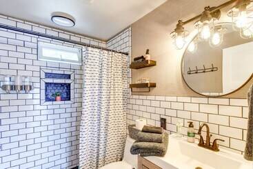 کلبه Dreamy Wooded Cabin With Private Beach & Kayaks!