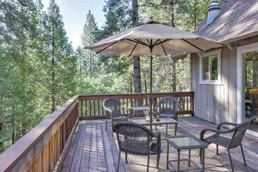 コテージ Forested Cold Springs Cabin W/ Wood Burning Stove!