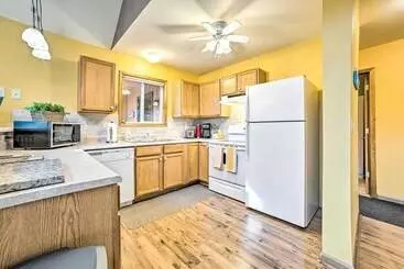 Mökkimajoitus Higgins Lake Retreat   Hike, Swim, Relax!