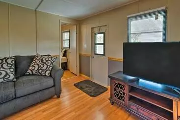 Mökkimajoitus Waterloo Home: Walk To Pickwick Lake Fishing Pier!