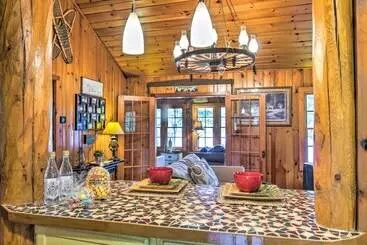 کلبه Lakefront Cabin W/ Private Dock & Fire Pit!