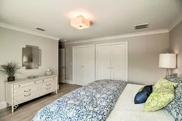 コテージ Lavish Vero Beach Escape With Pool, Patio + Dock!