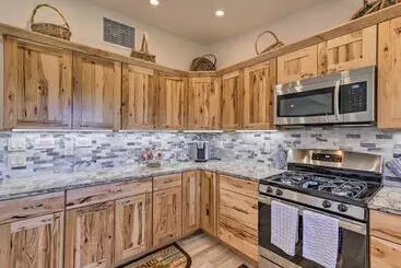 Mökkimajoitus Picturesque Palisade Home: Mt Garfield Views!