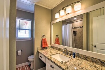 Сельский дом Beachfront Galveston Oasis: Balconies, Ocean View!