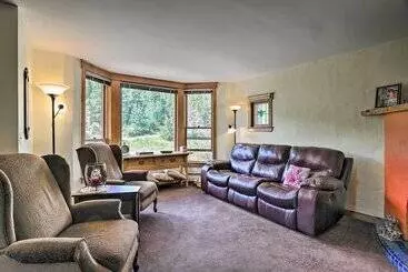 Casa Rural Cozy Home W/ Deck & Mtn Views, Walk To Casinos