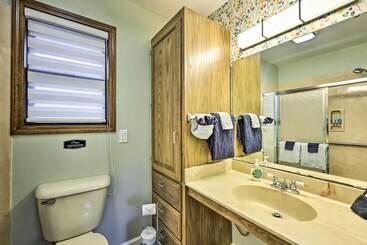 بيت ريفى Holiday Island Home: Mountain View + Hot Tub!