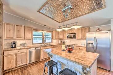 茅舍 Lakefront Granbury Home, Boat Dock On Site!