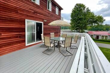קוטג'' Lakeside Berkshires Home Near Hiking & Skiing!