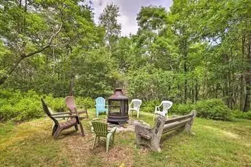 Mökkimajoitus Quiet Long Pond Home On 1 Acre W/ Deck & Patio!