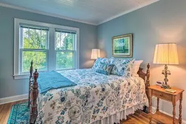 Mökkimajoitus Restored Mars Hill Home On 1 Acre: Walk To Town!