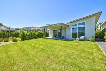 Mökkimajoitus Sleek & Modern Home W/ Views & Pool Access