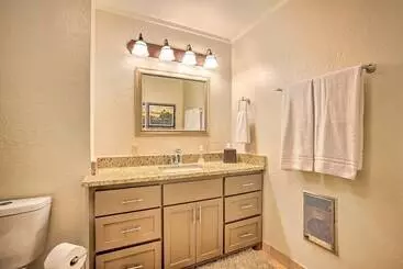 コテージ Spacious Livingston Home W/ Private Boat Dock