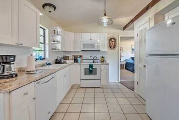 Dom wiejski Sunny Spring Hill Hideout W/ Lanai And Pool!