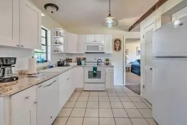 コテージ Sunny Spring Hill Hideout W/ Lanai And Pool!