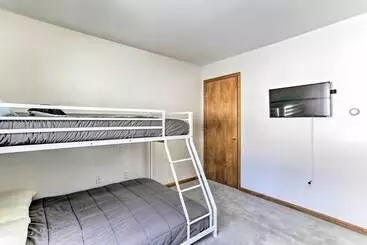 コテージ Catskills Cabin Escape With Deck And Fire Pit!