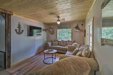 Mökkimajoitus Cozy Cabin W/ Backyard Oasis: 11 Mi To Marina