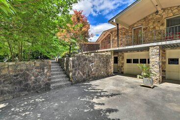 کلبه Cozy Charlotte Retreat W/ Yard ~ 5 Mi To Dtwn