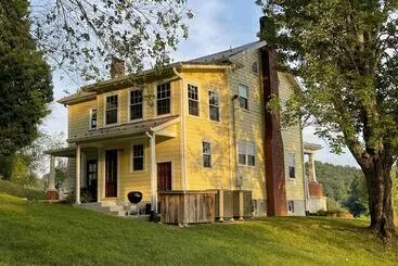 Mökkimajoitus Family Friendly Retreat: Enjoy Year Round Fun