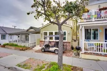 Mökkimajoitus Historic Nautical Retreat Steps From Beach & Bites