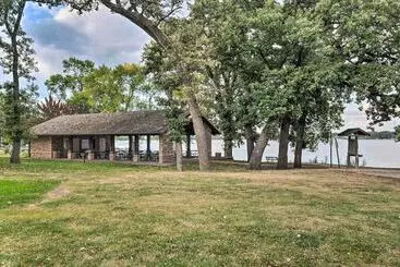 コテージ Dtwn Stunning Spirit Lake Escape   Walk To Shore!