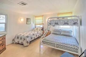 Mökkimajoitus Waterfront Onalaska Retreat W/ Private Dock!