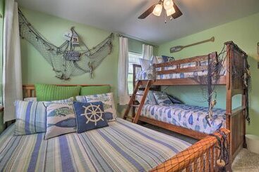 Dom wiejski Beautiful Lakehouse: Hot Tub, Gameroom & 10 Kayaks