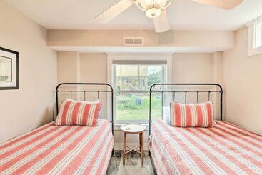 بيت ريفى Bright Emerald Isle Home   Walk To The Beach!