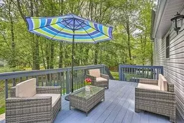 Mökkimajoitus Poconos Family Getaway W/ Hot Tub & 2 Game Rooms!