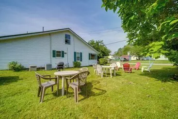 Charming Cottage W/ Yard < 1 Mi To Lake Erie!