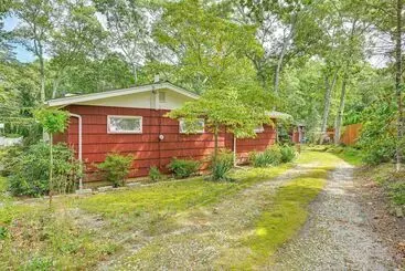 Mökkimajoitus Walk To Beach: Long Island Wine Country Home!