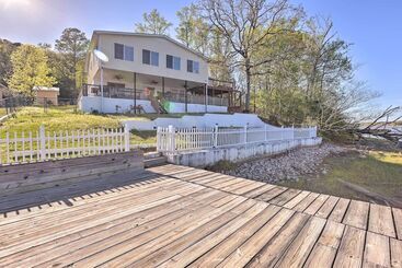 Dom wiejski Lakefront Abode W/ Dock ~ 15 Mi To Talladega!