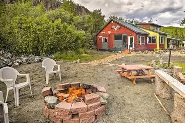 Mökkimajoitus Lodge 88    Steps To Weiner Lake W/ Dock & Boat!