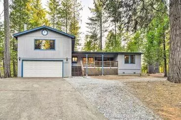 Mökkimajoitus Near Fishing & Hiking: Pioneer Cabin W/ Decks