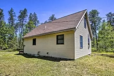 Mökkimajoitus Secluded Irons Cabin W/ 5 Acre Yard, Deck, Grill!